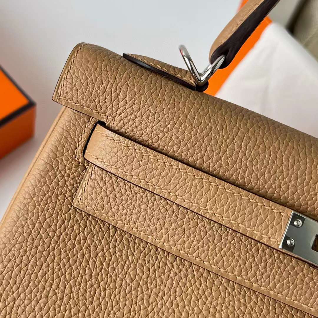 Hermès（爱马仕）Kelly 凯莉包 Togo 进口德国小牛皮 0M 奶茶色 银扣 25cm 全手工蜡线缝制 Phw