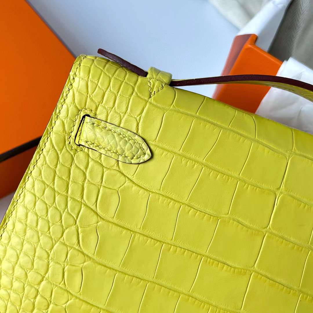 Hermès（爱马仕）Mini Kelly Pochette 雾面美洲鳄鱼皮 9R 柠檬黄 银扣 22cm 全手工蜡线缝制 Phw