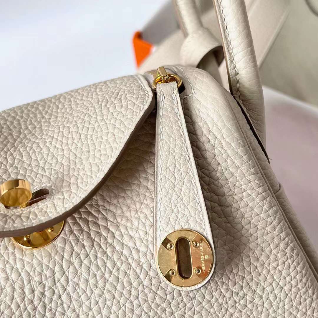 Hermès（爱马仕）Mini Lindy 迷你琳迪包 Clemence 进口大牛皮 Ck10 奶昔白 金扣 19cm 全手工蜡线缝制 Ghw