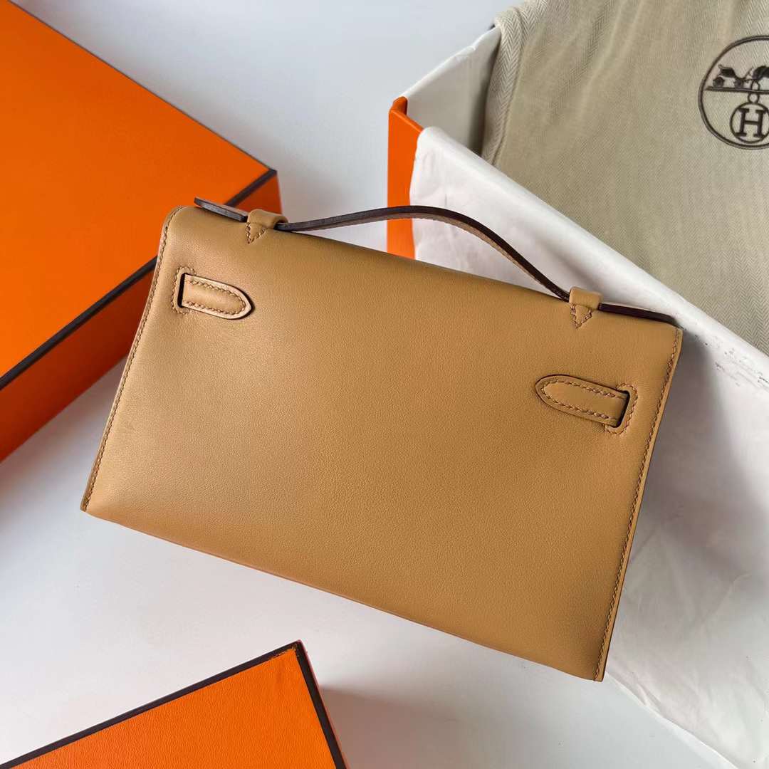 Hermès（爱马仕）Mini Kelly Pochette Swift 4B 饼干色 金扣 22cm 全手工蜡线缝制 Ghw