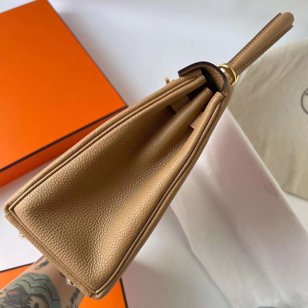 Hermès（爱马仕）Kelly 凯莉包 Togo 进口德国小牛皮 0M 奶茶色 金扣 25cm 全手工蜡线缝制 Ghw