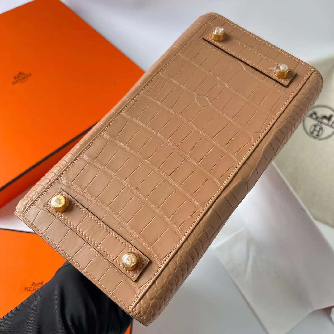 Hermès（爱马仕）Birkin 铂金包 雾面美洲鳄鱼皮 Matte Alligator Crocodile 0M 奶茶色 金扣 25cm 全手工蜡线缝制 Ghw