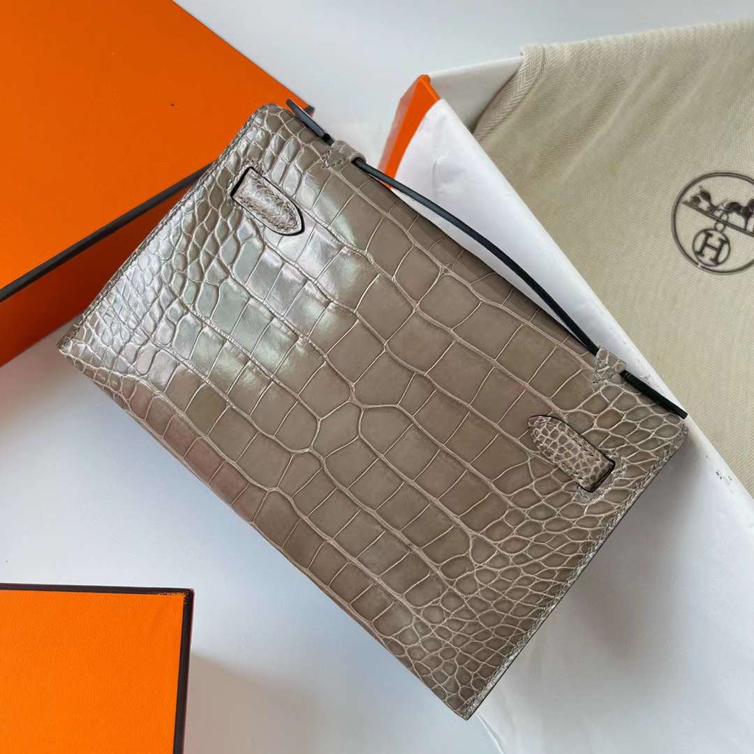 Hermès（爱马仕）Mini Kelly Pochette 亮面美洲鳄鱼皮 Ck81 斑鸠灰 金扣 22cm 全手工蜡线缝制 Ghw