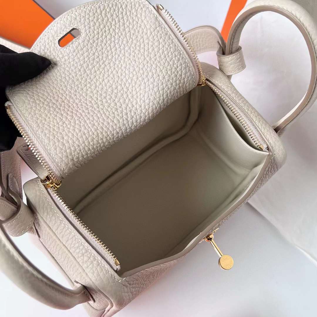Hermès（爱马仕）Mini Lindy 迷你琳迪包 Clemence 进口大牛皮 Ck10 奶昔白 金扣 19cm 全手工蜡线缝制 Ghw