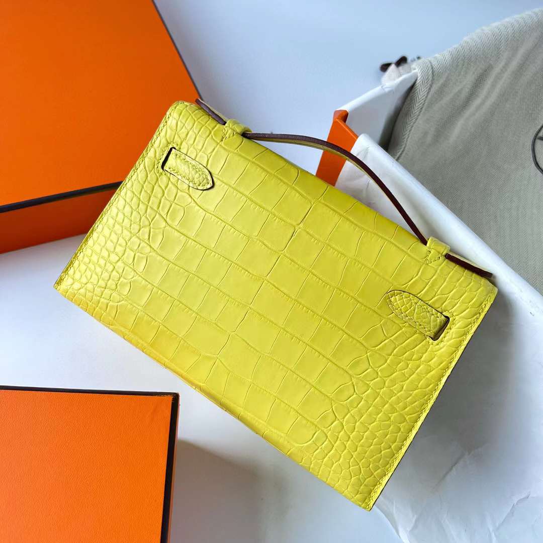 Hermès（爱马仕）Mini Kelly Pochette 雾面美洲鳄鱼皮 9R 柠檬黄 银扣 22cm 全手工蜡线缝制 Phw