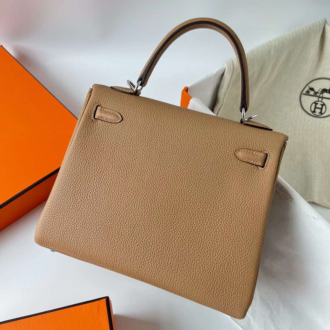 Hermès（爱马仕）Kelly 凯莉包 Togo 进口德国小牛皮 0M 奶茶色 银扣 25cm 全手工蜡线缝制 Phw