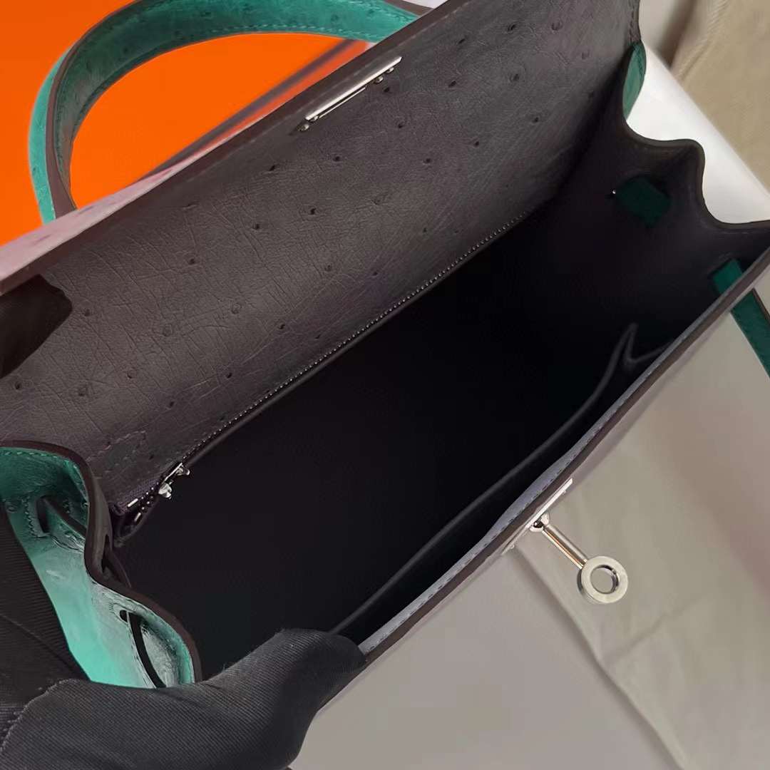 Hermès（爱马仕）Kelly 凯莉包 Ostrich 鸵鸟皮 Ck82 玛瑙灰 拼 U4 丝绒绿 银扣 25cm 顶级工艺 全手工缝制 Phw
