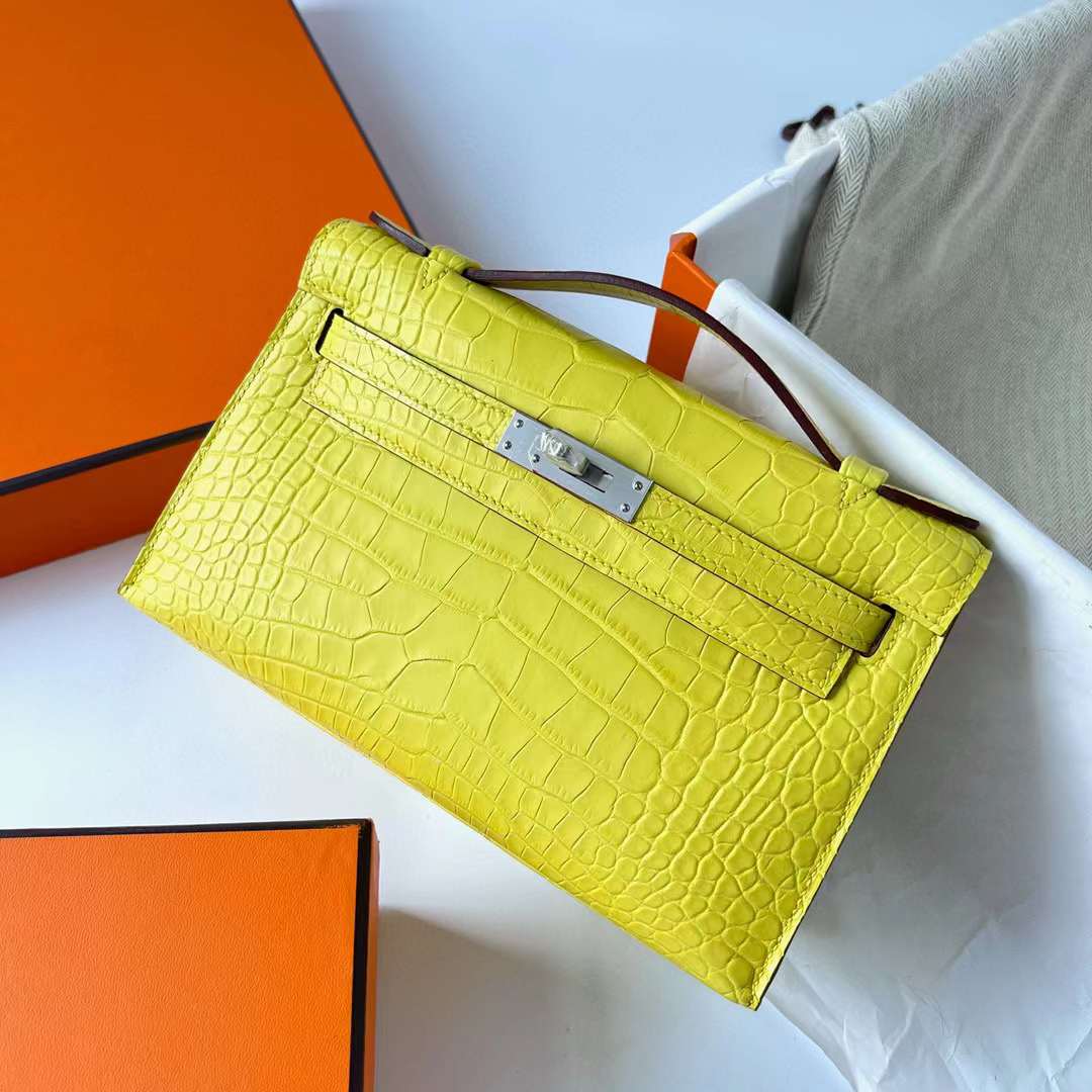 Hermès（爱马仕）Mini Kelly Pochette 雾面美洲鳄鱼皮 9R 柠檬黄 银扣 22cm 全手工蜡线缝制 Phw
