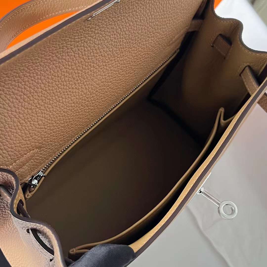 Hermès（爱马仕）Kelly 凯莉包 Togo 进口德国小牛皮 0M 奶茶色 银扣 25cm 全手工蜡线缝制 Phw