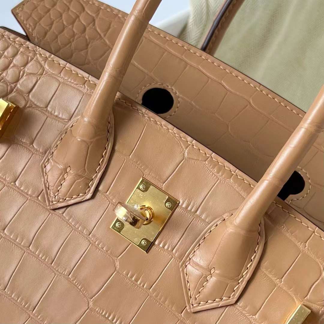 Hermès（爱马仕）Birkin 铂金包 雾面美洲鳄鱼皮 Matte Alligator Crocodile 0M 奶茶色 金扣 25cm 全手工蜡线缝制 Ghw