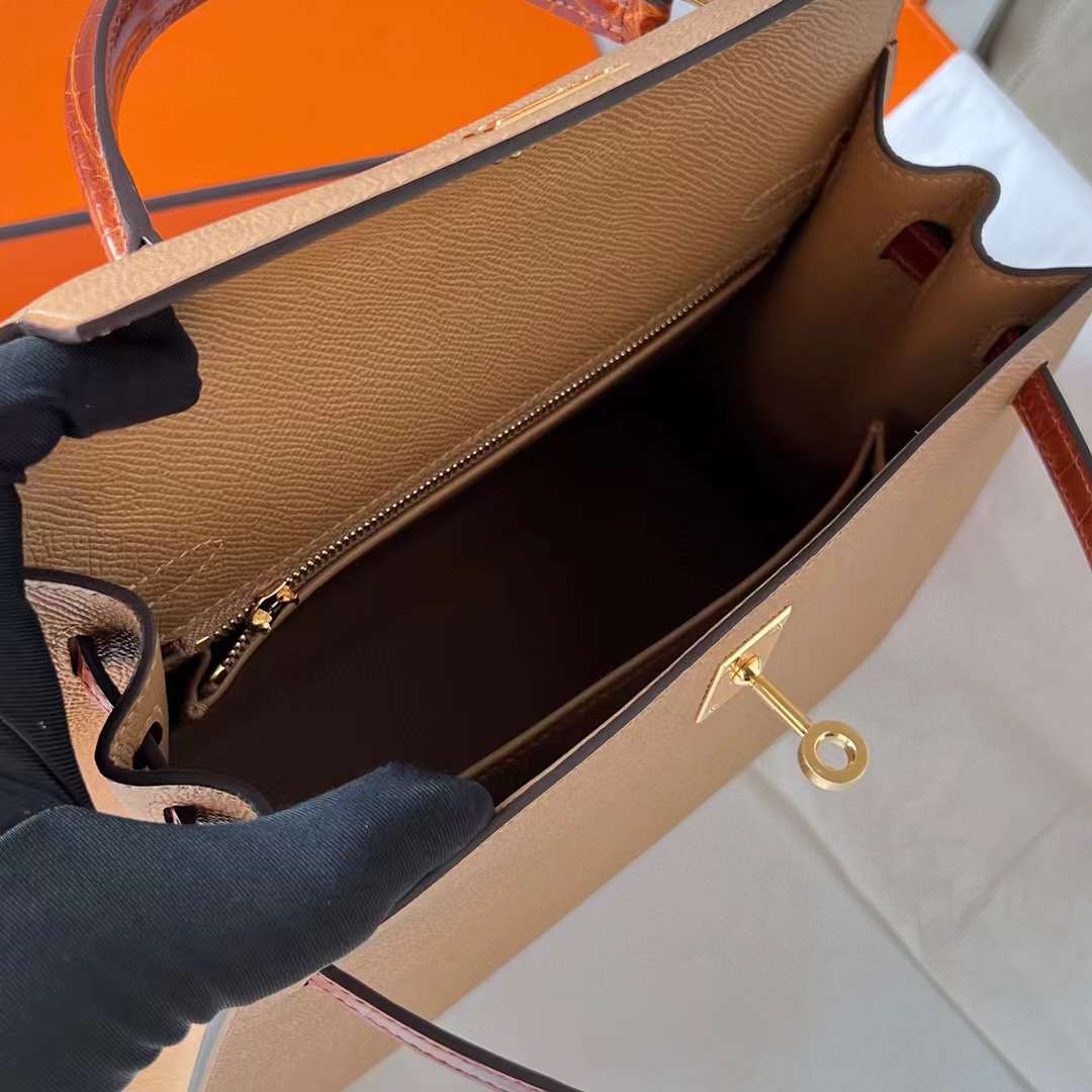 Hermès（爱马仕）Kelly 凯莉包 Touch Epsom 拼 亮面尼罗鳄鱼皮 奶茶色 拼 蜜糖棕 金扣 25cm 全手工蜡线缝制 Ghw