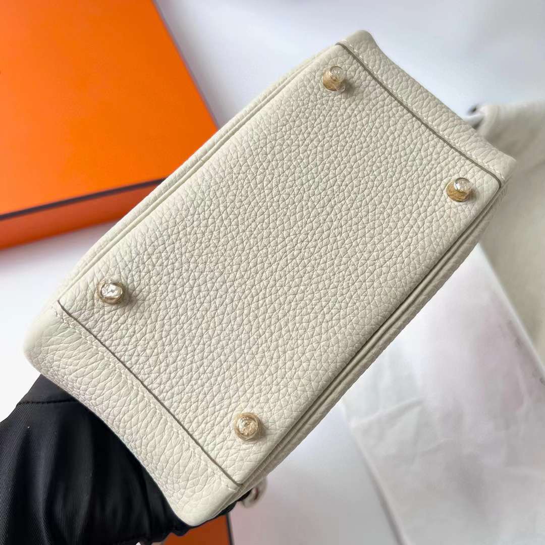 Hermès（爱马仕）Mini Lindy 迷你琳迪包 Clemence 进口大牛皮 Ck10 奶昔白 金扣 19cm 全手工蜡线缝制 Ghw
