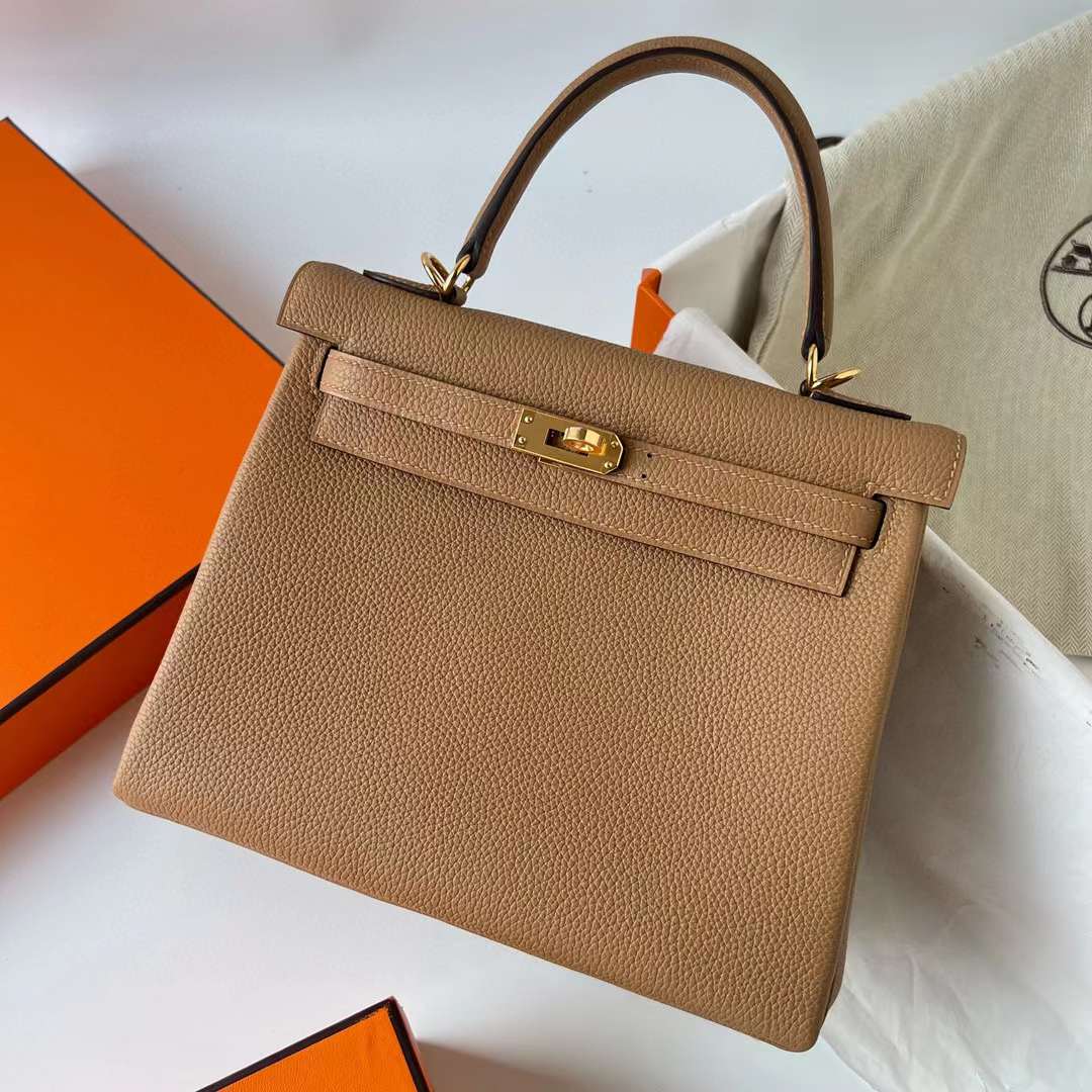 Hermès（爱马仕）Kelly 凯莉包 Togo 进口德国小牛皮 0M 奶茶色 金扣 25cm 全手工蜡线缝制 Ghw