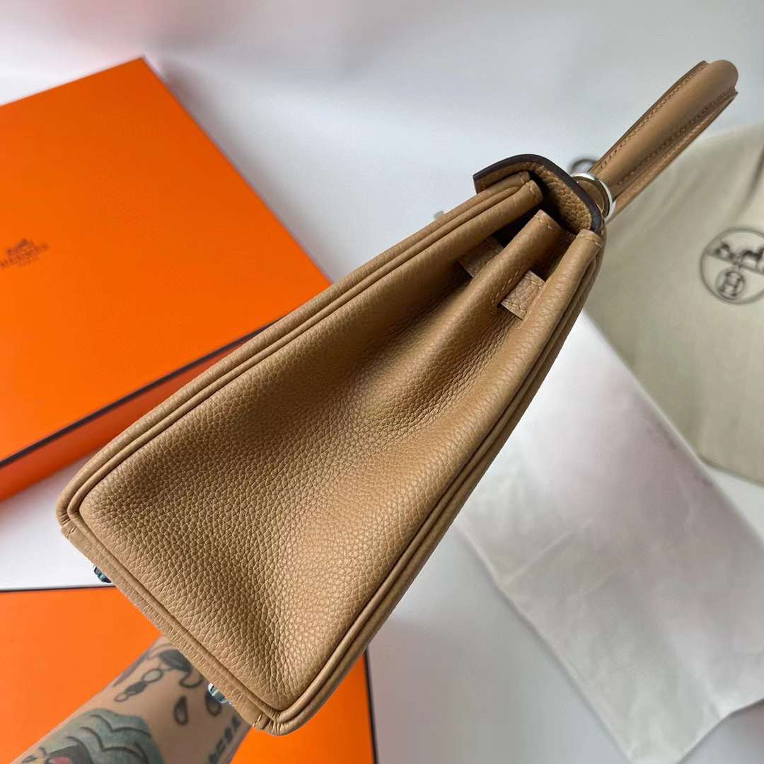 Hermès（爱马仕）Kelly 凯莉包 Togo 进口德国小牛皮 0M 奶茶色 银扣 25cm 全手工蜡线缝制 Phw