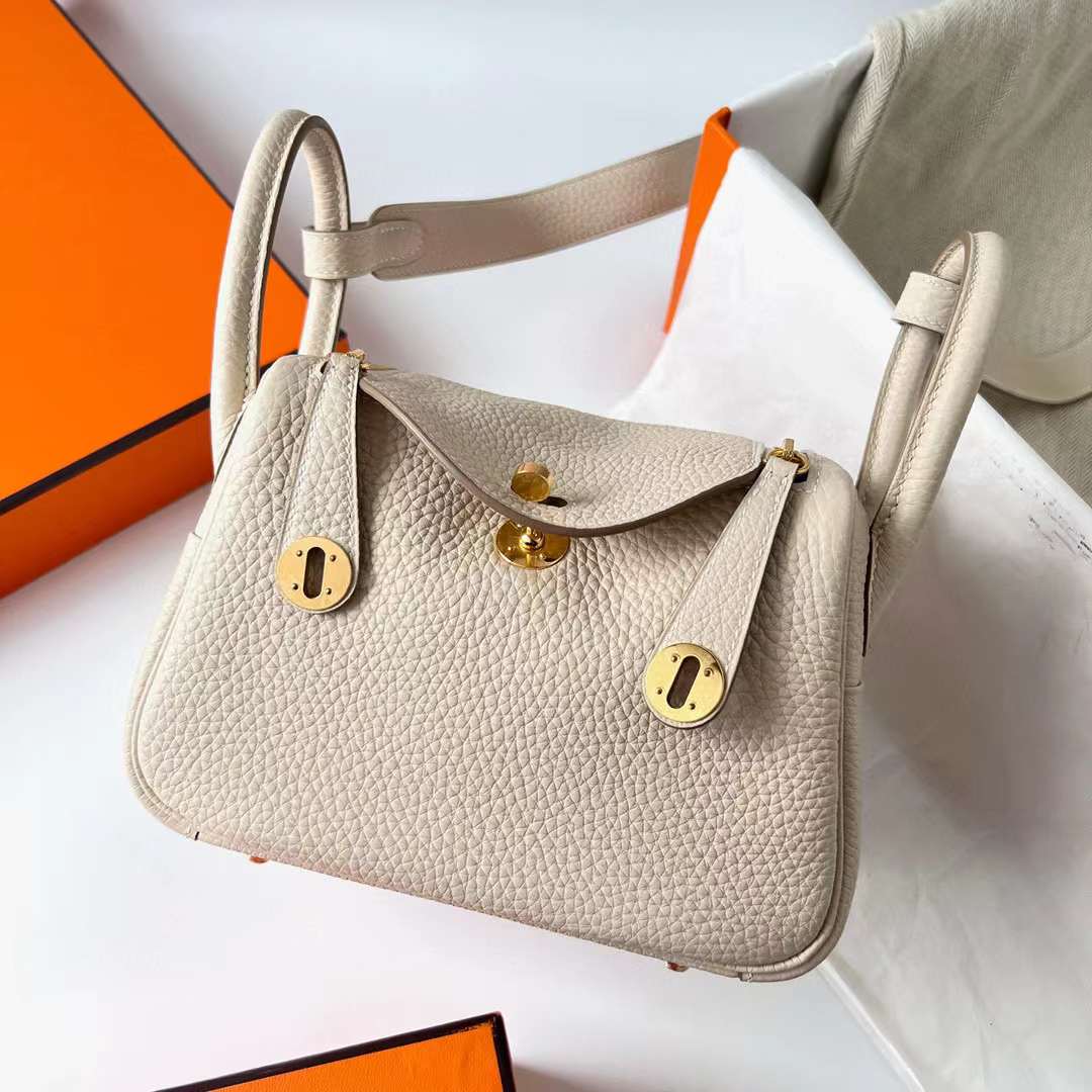 Hermès（爱马仕）Mini Lindy 迷你琳迪包 Clemence 进口大牛皮 Ck10 奶昔白 金扣 19cm 全手工蜡线缝制 Ghw