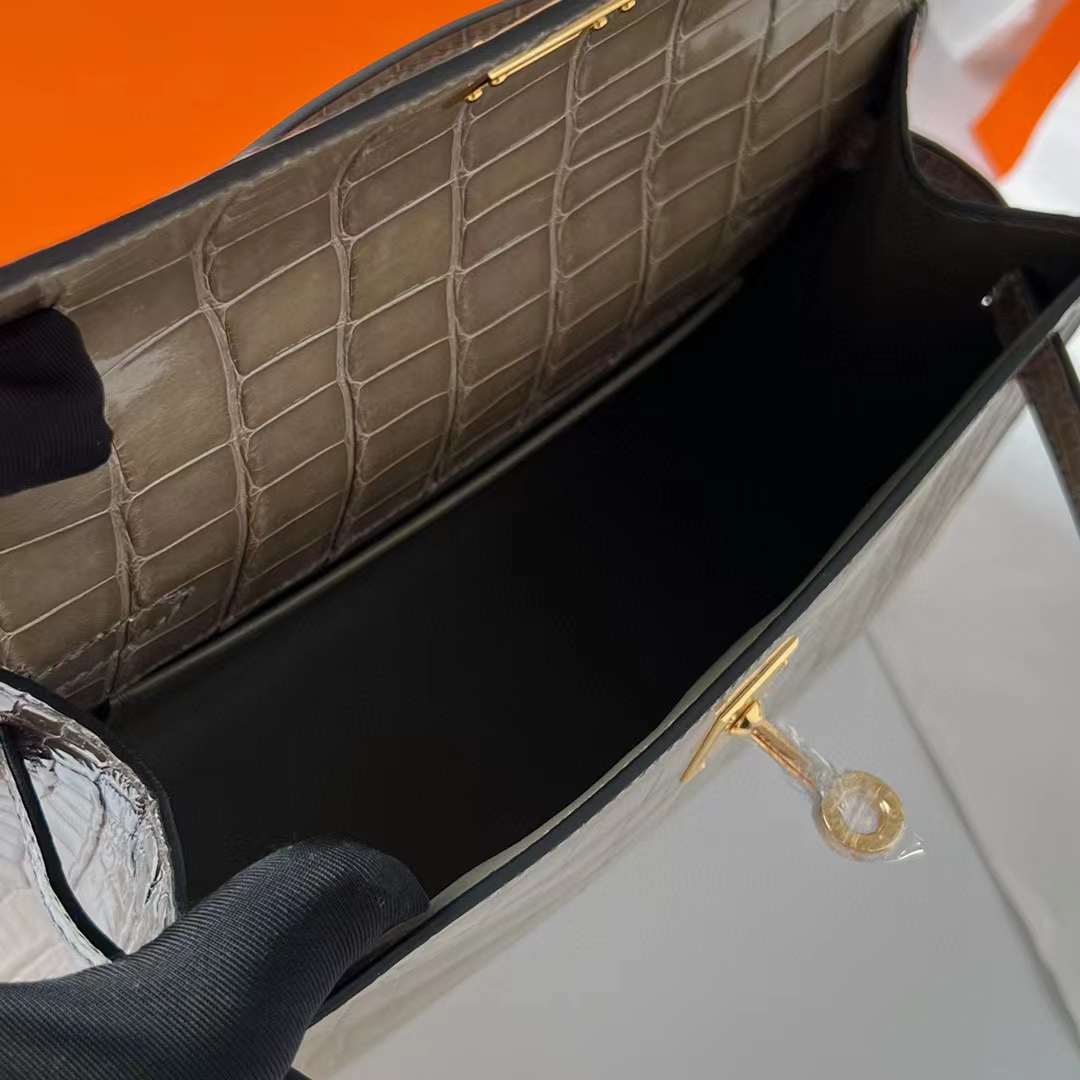 Hermès（爱马仕）Mini Kelly Pochette 亮面美洲鳄鱼皮 Ck81 斑鸠灰 金扣 22cm 全手工蜡线缝制 Ghw