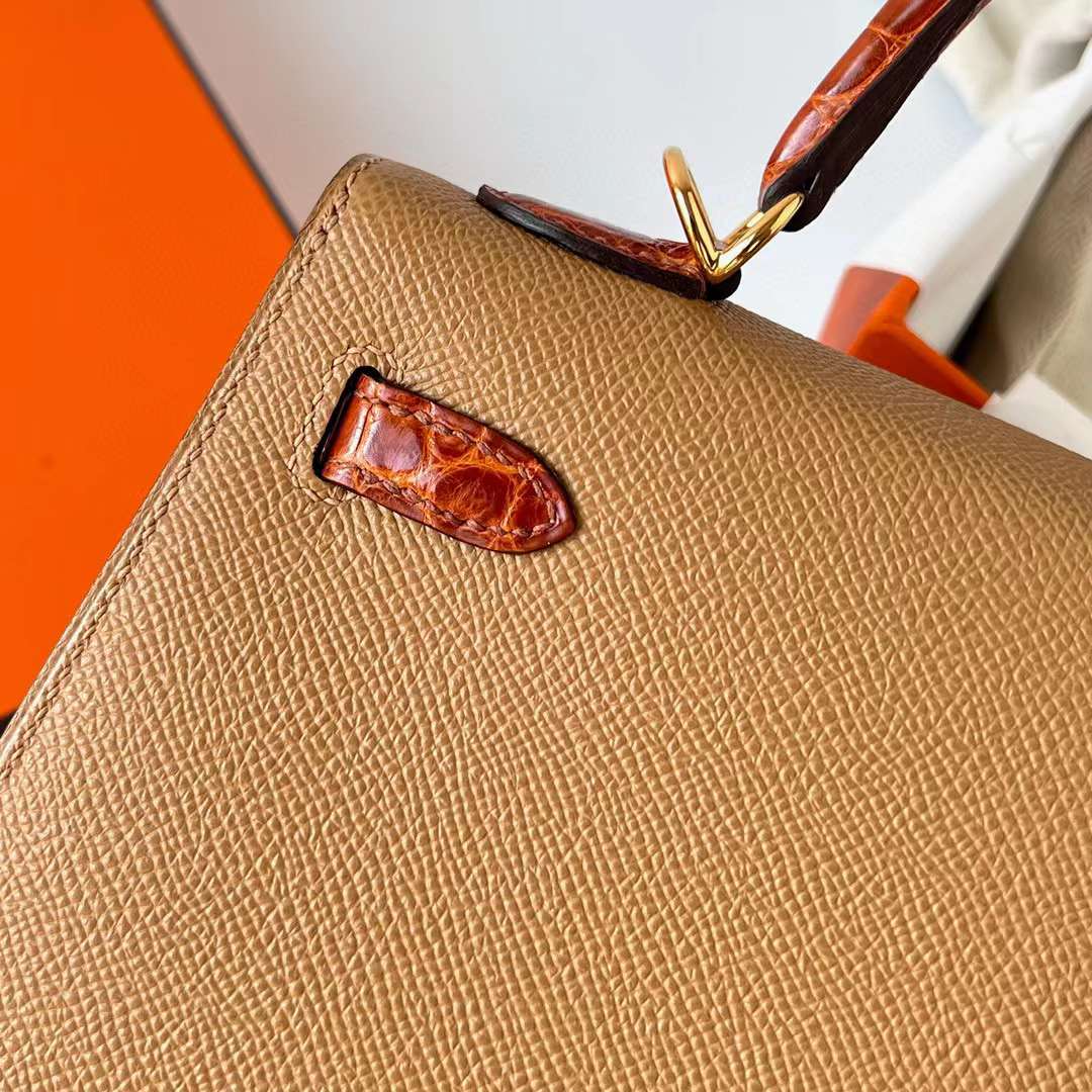 Hermès（爱马仕）Kelly 凯莉包 Touch Epsom 拼 亮面尼罗鳄鱼皮 奶茶色 拼 蜜糖棕 金扣 25cm 全手工蜡线缝制 Ghw