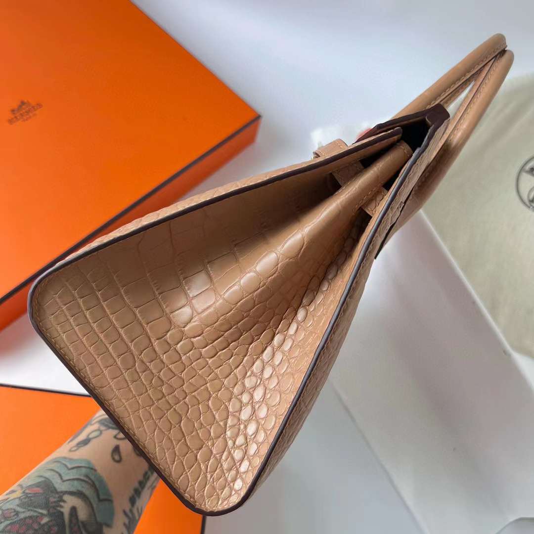 Hermès（爱马仕）Birkin 铂金包 雾面美洲鳄鱼皮 Matte Alligator Crocodile 0M 奶茶色 金扣 25cm 全手工蜡线缝制 Ghw