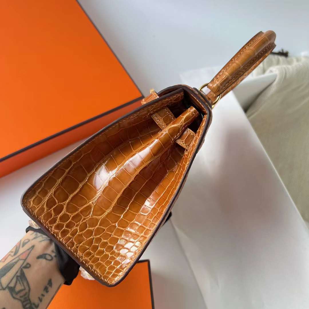 Hermès（爱马仕）Kelly 大耳朵 亮面美洲鳄鱼皮 Shiny Alligator Crocodile A1 焦糖色 金扣 20cm 全手工蜡线缝制 Ghw
