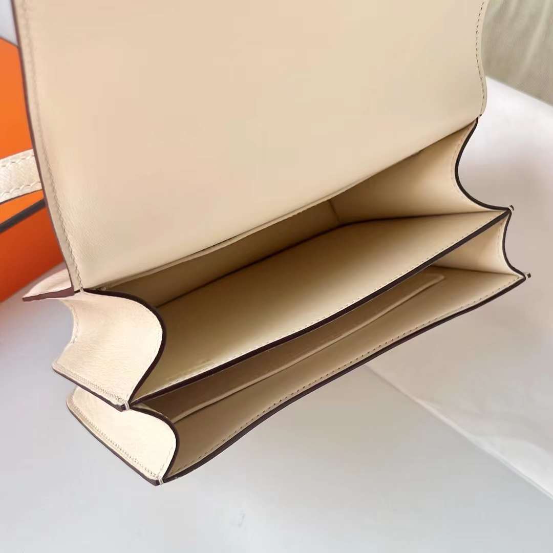 Hermès（爱马仕）Constance 空姐包 Chevre 进口山羊皮 i2 奶油白 银扣 19cm 全手工蜡线缝制 Phw