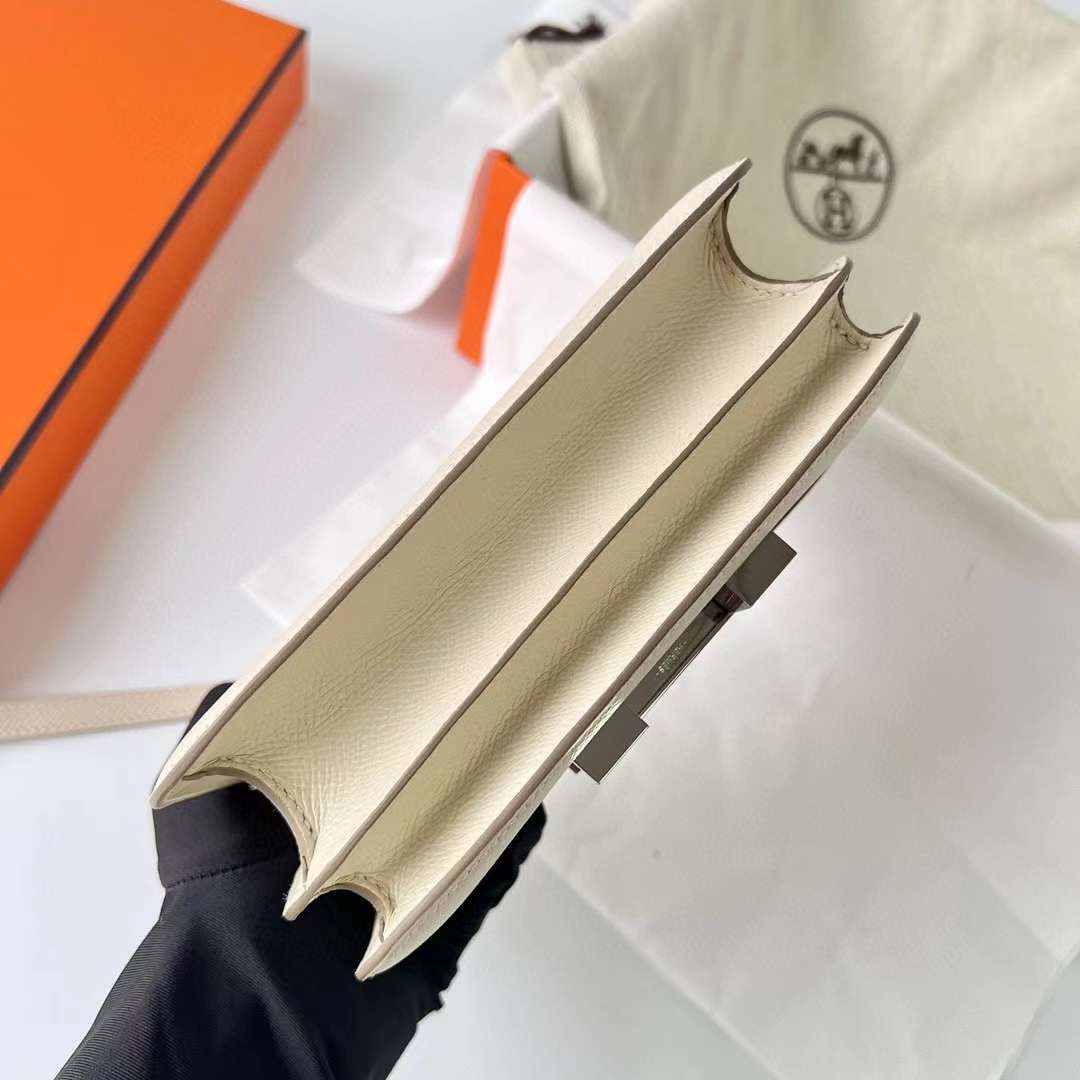 Hermès（爱马仕）Constance 空姐包 Epsom Ck10 奶昔白 银扣 19cm 全手工蜡线缝制 Phw