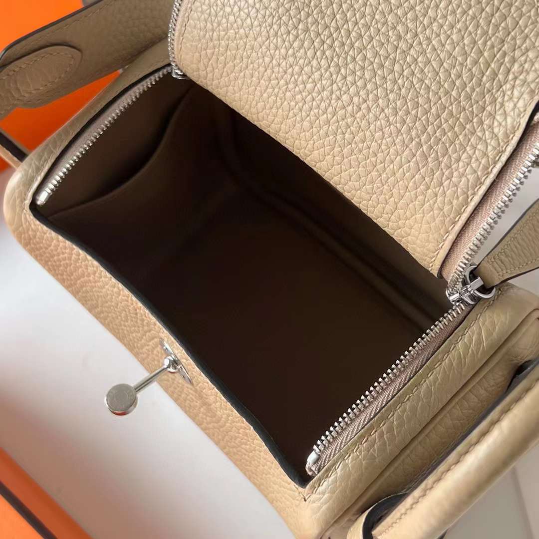 Hermès（爱马仕）Mini Lindy 迷你琳迪包 Clemence S2 风衣灰 银扣 19cm 全手工蜡线缝制 Phw