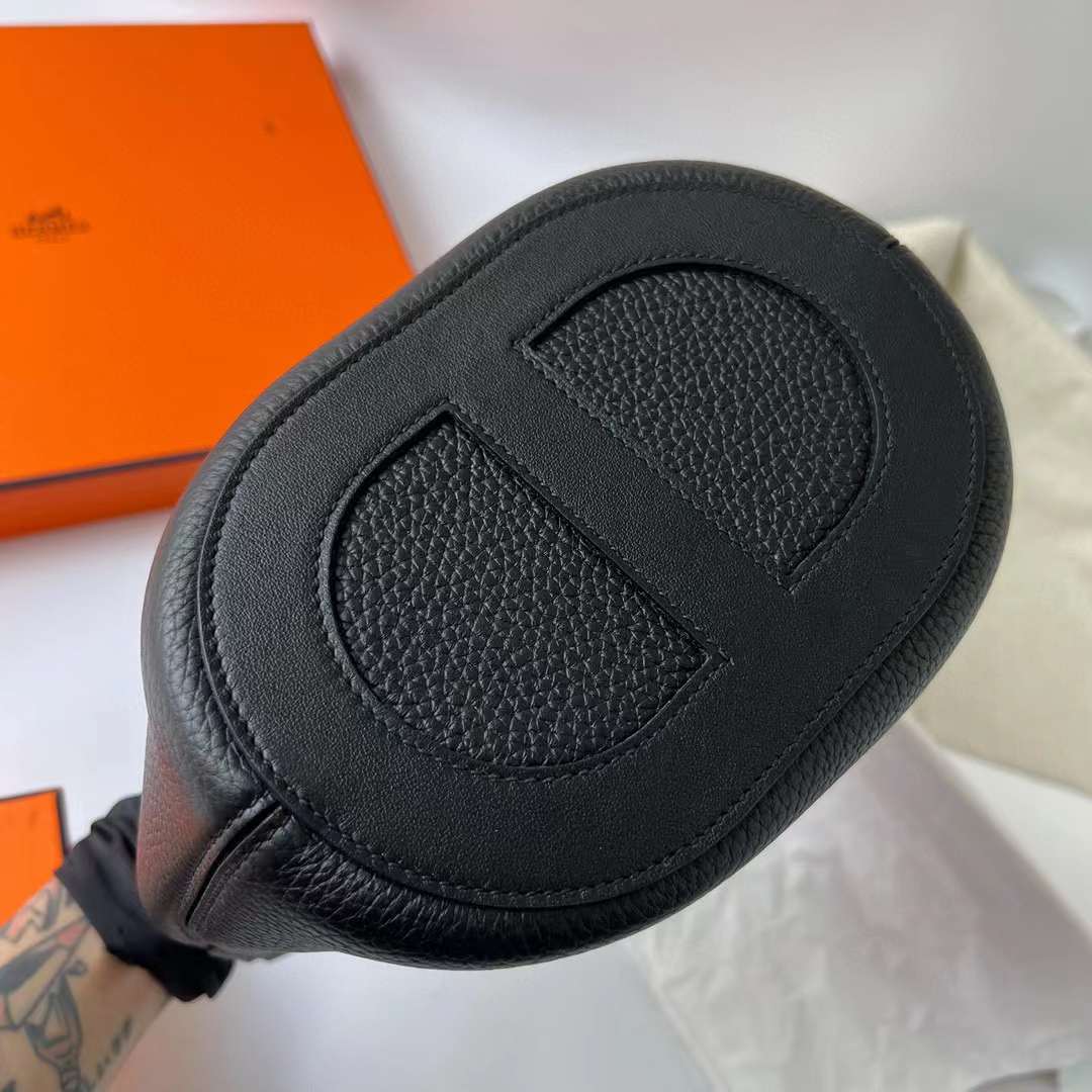 Hermès（爱马仕）In The Loop 猪鼻子 菜篮子 Clemence 拼 Swift Ck89 黑色 银扣 18cm 全手工蜡线缝制 Phw