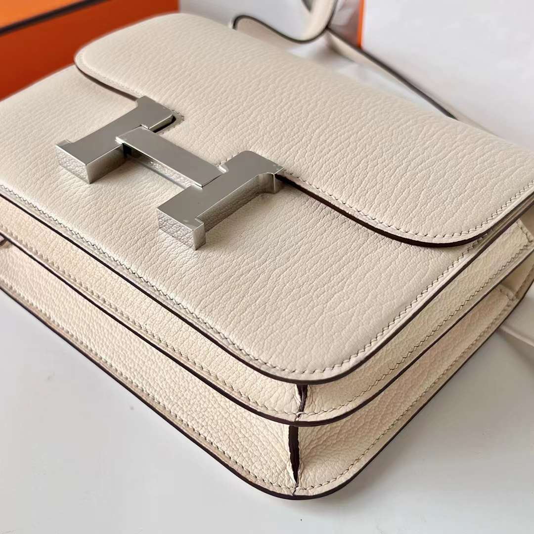 Hermès（爱马仕）Constance 空姐包 Chevre 进口山羊皮 i2 奶油白 银扣 19cm 全手工蜡线缝制 Phw