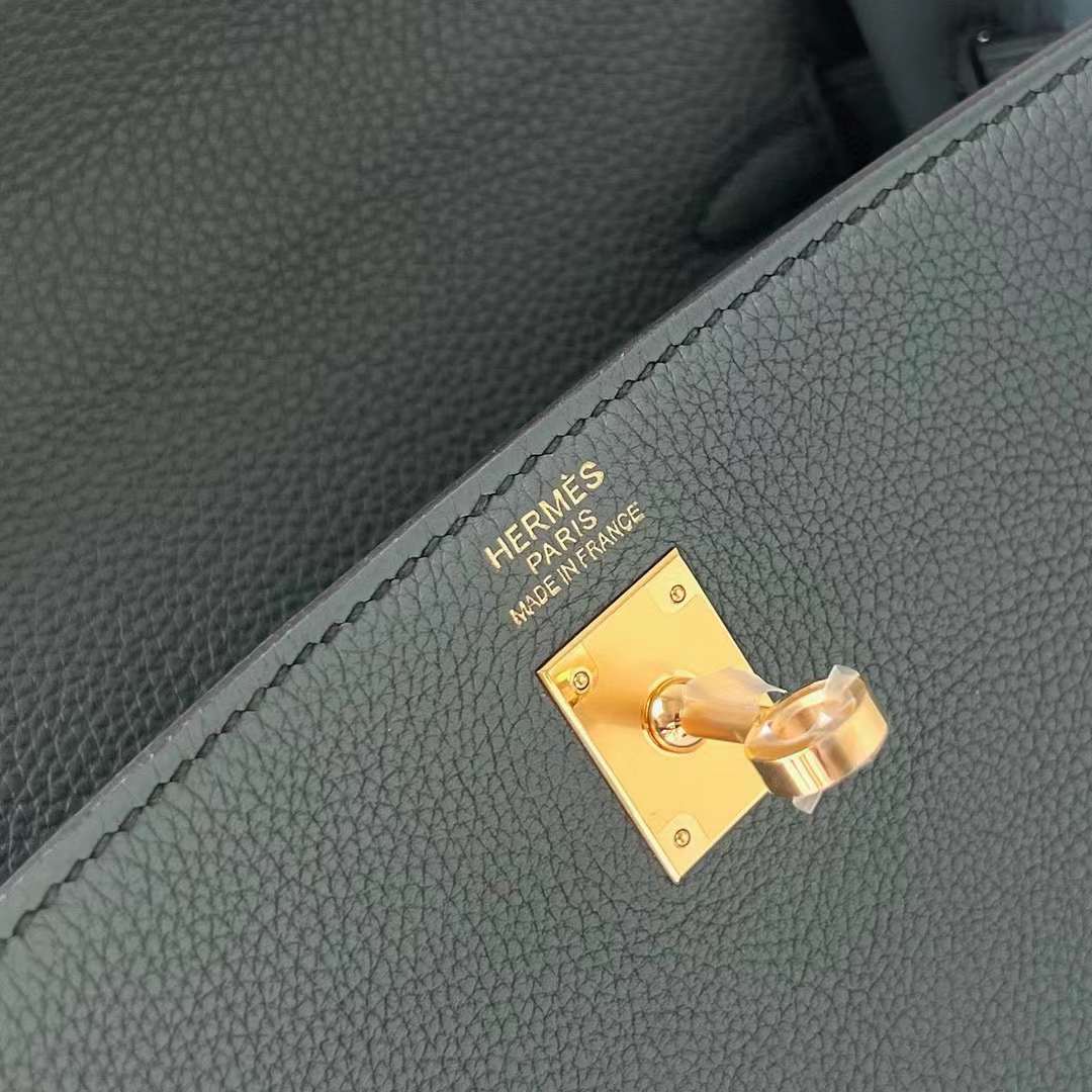 Hermès（爱马仕）Kelly 凯莉包 Togo皮 进口德国小牛皮 Cc63 杏绿色 金扣 25cm 全手工蜡线缝制 Ghw