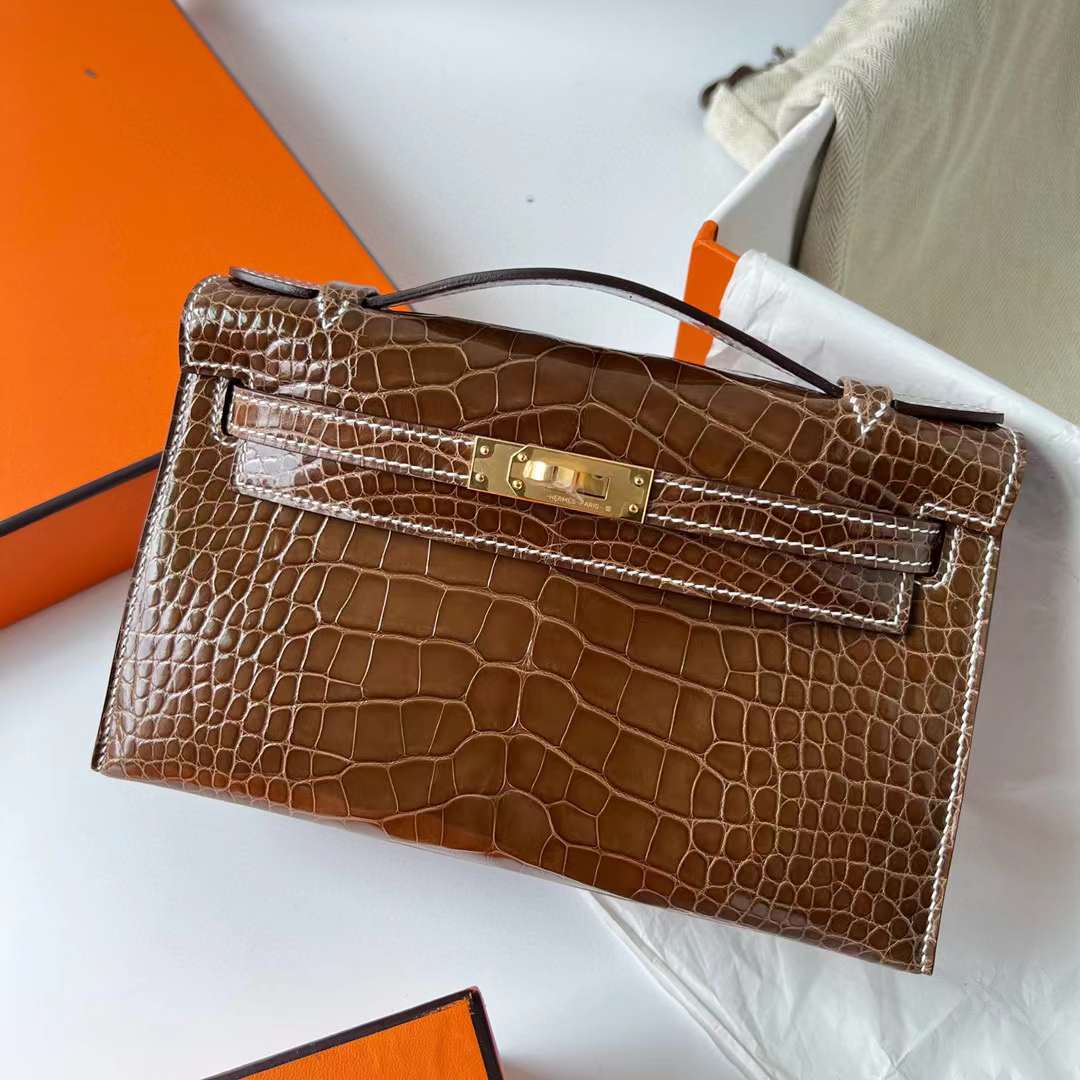 Hermès（爱马仕）Mini Kelly Pochette 亮面美洲鳄鱼皮 Ck17 烟草色 金扣 22cm 全手工蜡线缝制 Ghw