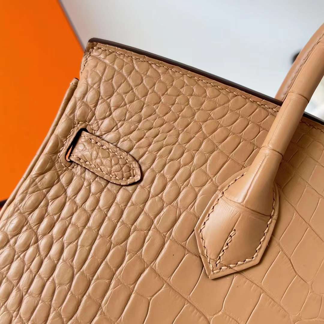 Hermès（爱马仕）Birkin 铂金包 雾面美洲鳄鱼皮 （御用原装进口Hcp鳄鱼）matte alligator crocodile 0M 奶茶色 金扣 25cm 全手工蜡线缝制 Ghw