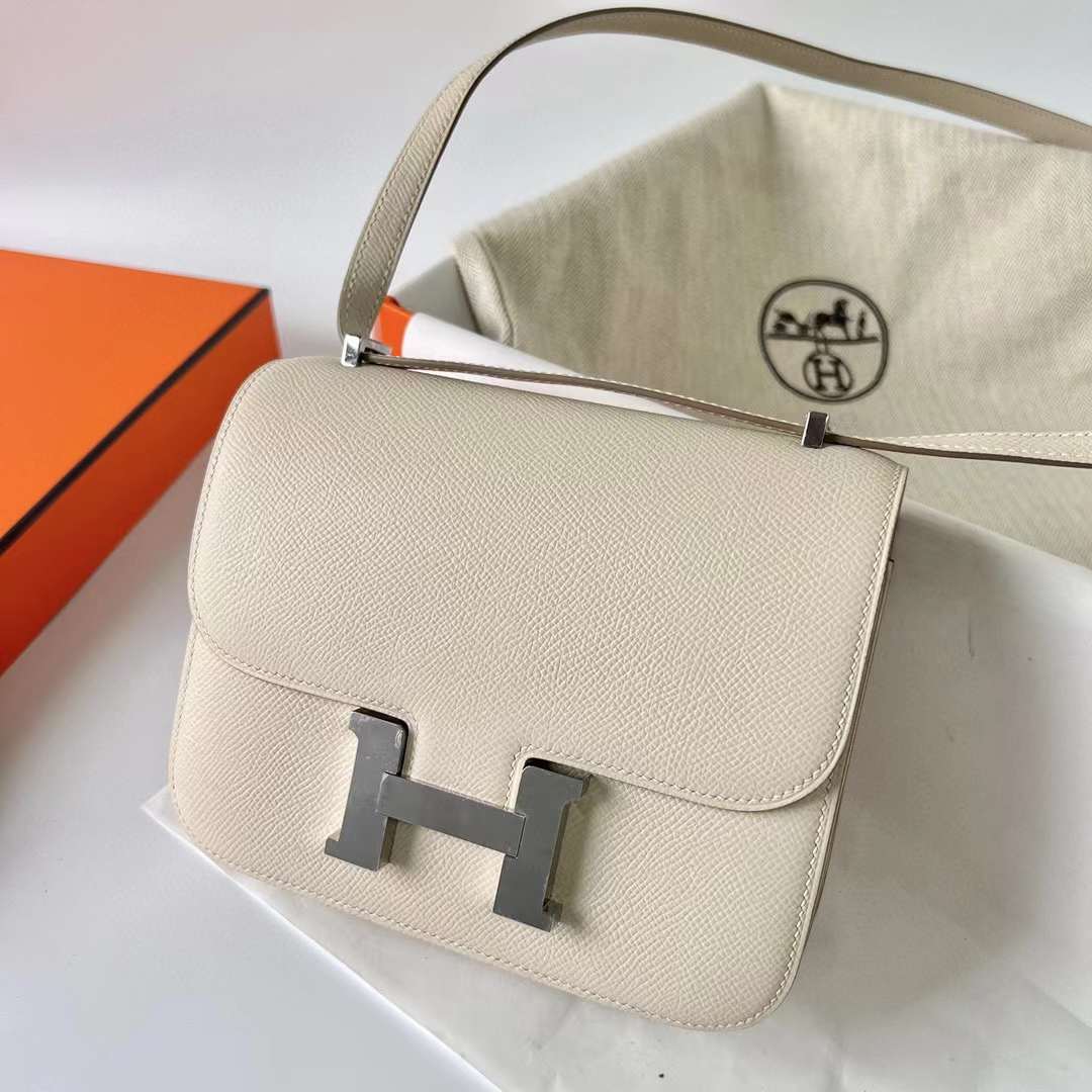 Hermès（爱马仕）Constance 空姐包 Epsom Ck10 奶昔白 银扣 19cm 全手工蜡线缝制 Phw