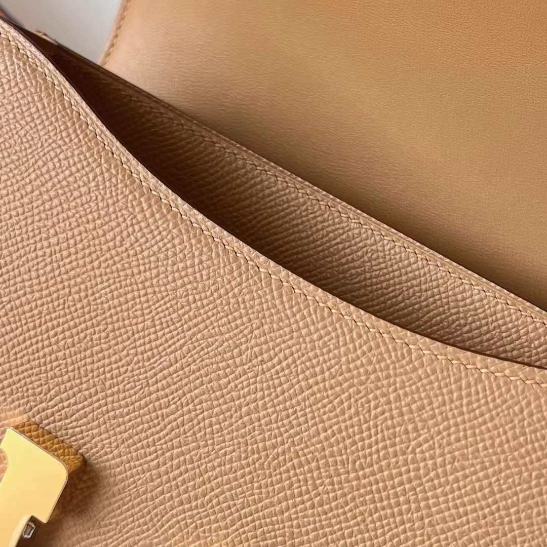 Hermès（爱马仕）Constance 空姐包 Epsom 0M 奶茶色 金扣 19cm 全手工蜡线缝制 Ghw