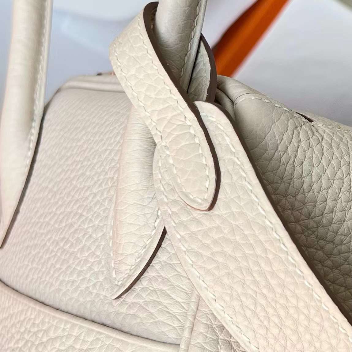 Hermès（爱马仕）Lindy 琳迪包 Clemence Ck10 奶昔白 金扣 26cm 全手工蜡线缝制 Ghw