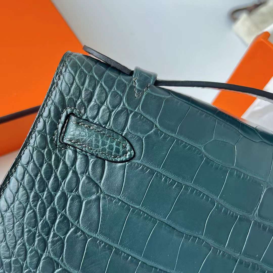Hermès（爱马仕）Mini Kelly Pochette 雾面美洲鳄鱼皮 6O 松柏绿 金扣 22cm 全手工蜡线缝制 Ghw