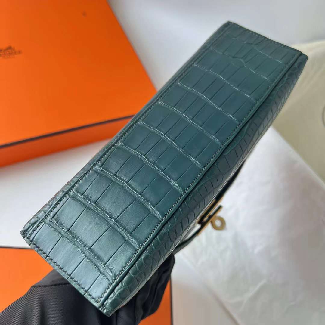 Hermès（爱马仕）Mini Kelly Pochette 雾面美洲鳄鱼皮 6O 松柏绿 金扣 22cm 全手工蜡线缝制 Ghw