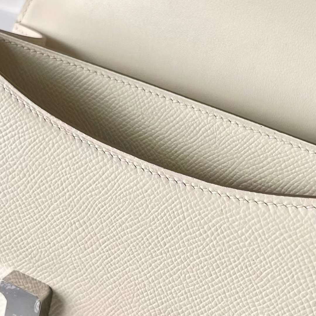 Hermès（爱马仕）Constance 空姐包 Epsom Ck10 奶昔白 银扣 19cm 全手工蜡线缝制 Phw