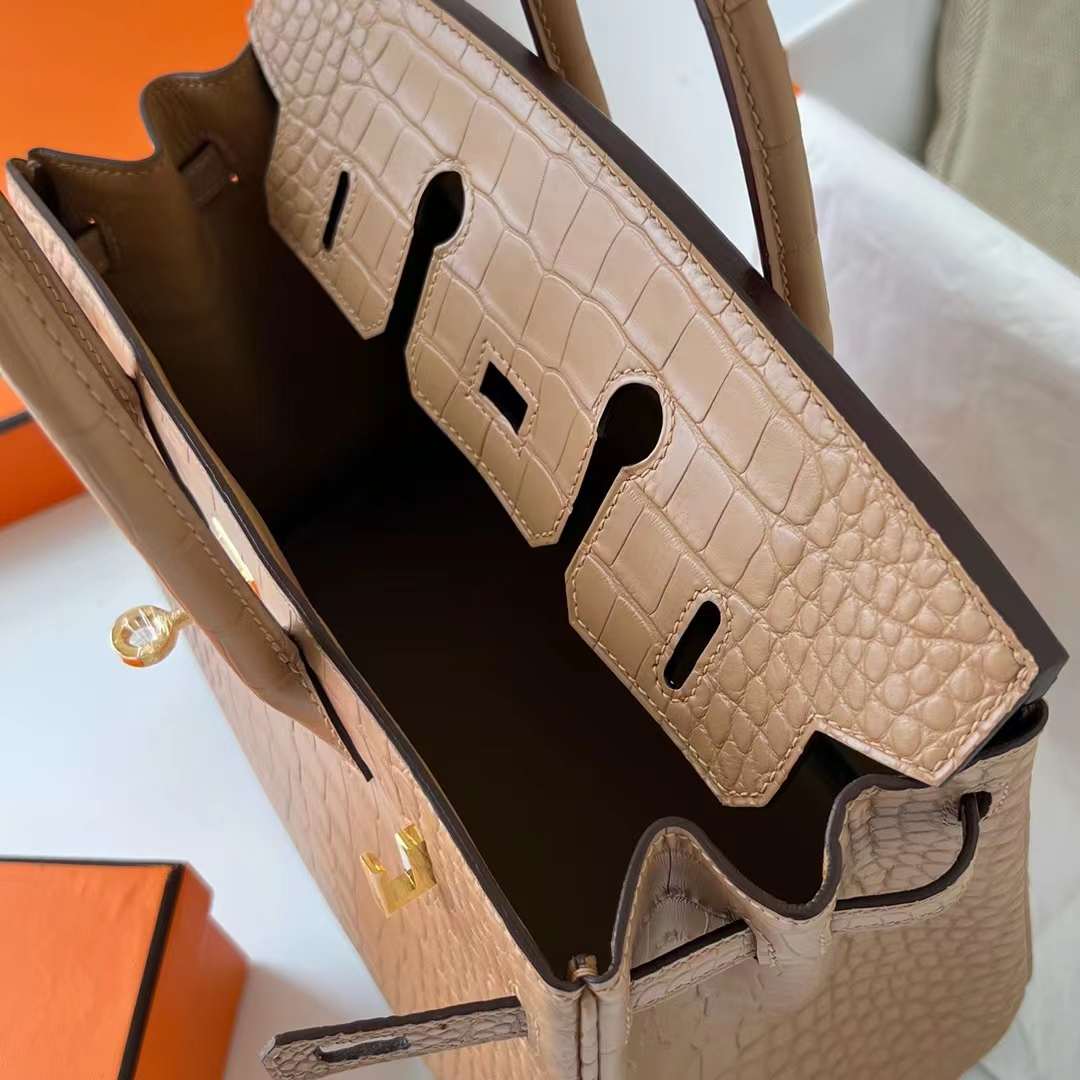 Hermès（爱马仕）Birkin 铂金包 雾面美洲鳄鱼皮 （御用原装进口Hcp鳄鱼）matte alligator crocodile 0M 奶茶色 金扣 25cm 全手工蜡线缝制 Ghw