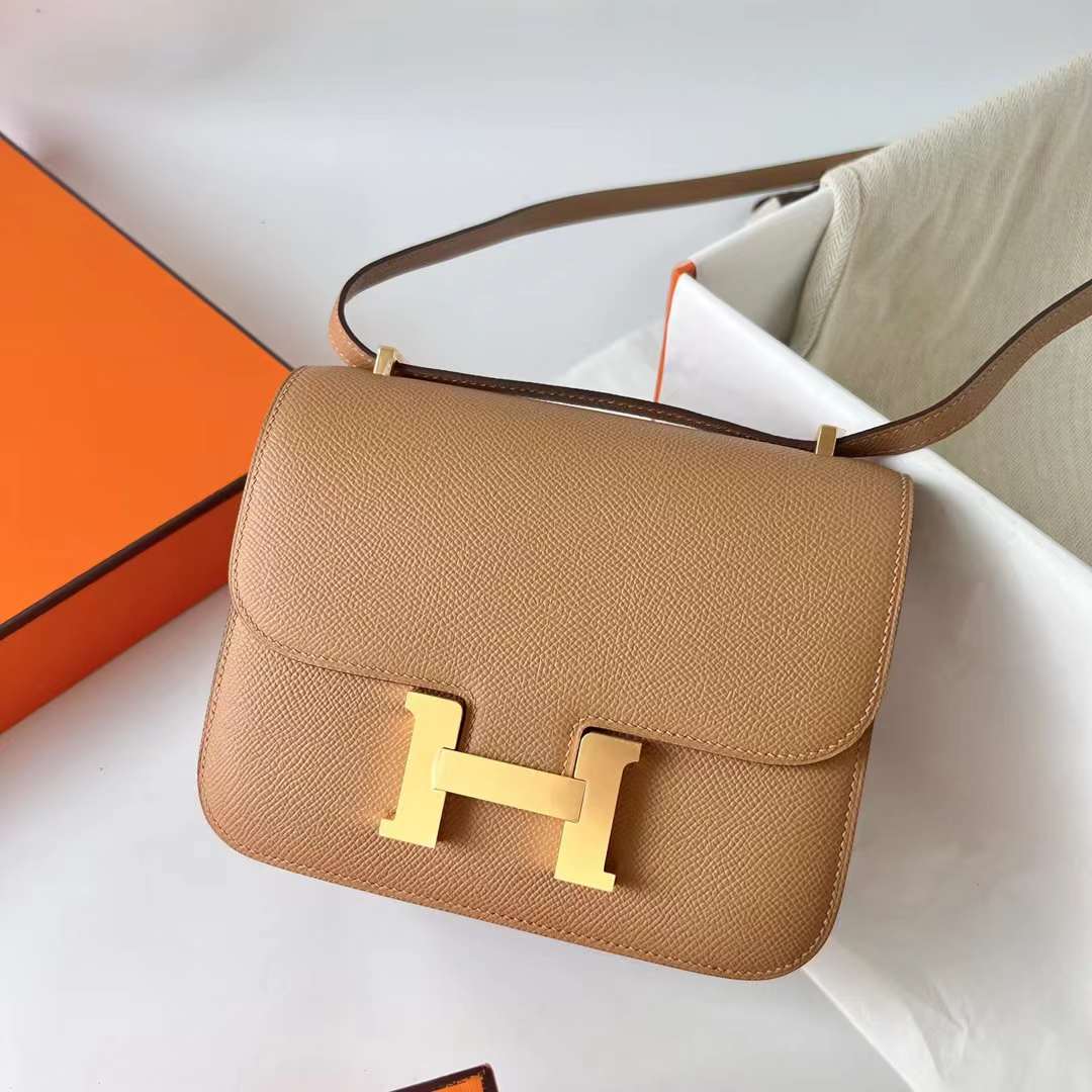 Hermès（爱马仕）Constance 空姐包 Epsom 0M 奶茶色 金扣 19cm 全手工蜡线缝制 Ghw