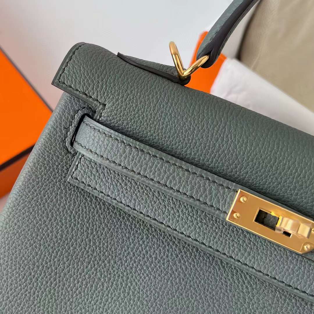 Hermès（爱马仕）Kelly 凯莉包 Togo皮 进口德国小牛皮 Cc63 杏绿色 金扣 25cm 全手工蜡线缝制 Ghw