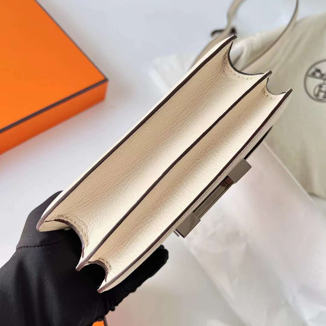 Hermès（爱马仕）Constance 空姐包 Chevre 进口山羊皮 i2 奶油白 银扣 19cm 全手工蜡线缝制 Phw