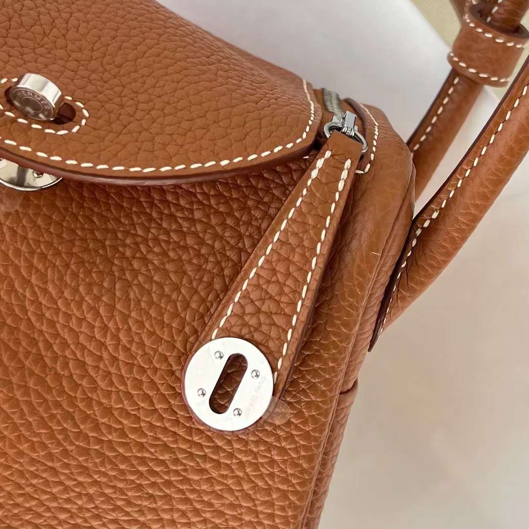 Hermès（爱马仕）Mini Lindy 迷你琳迪包 Clemence Ck37 金棕色 银扣 20cm 全手工蜡线缝制 Phw