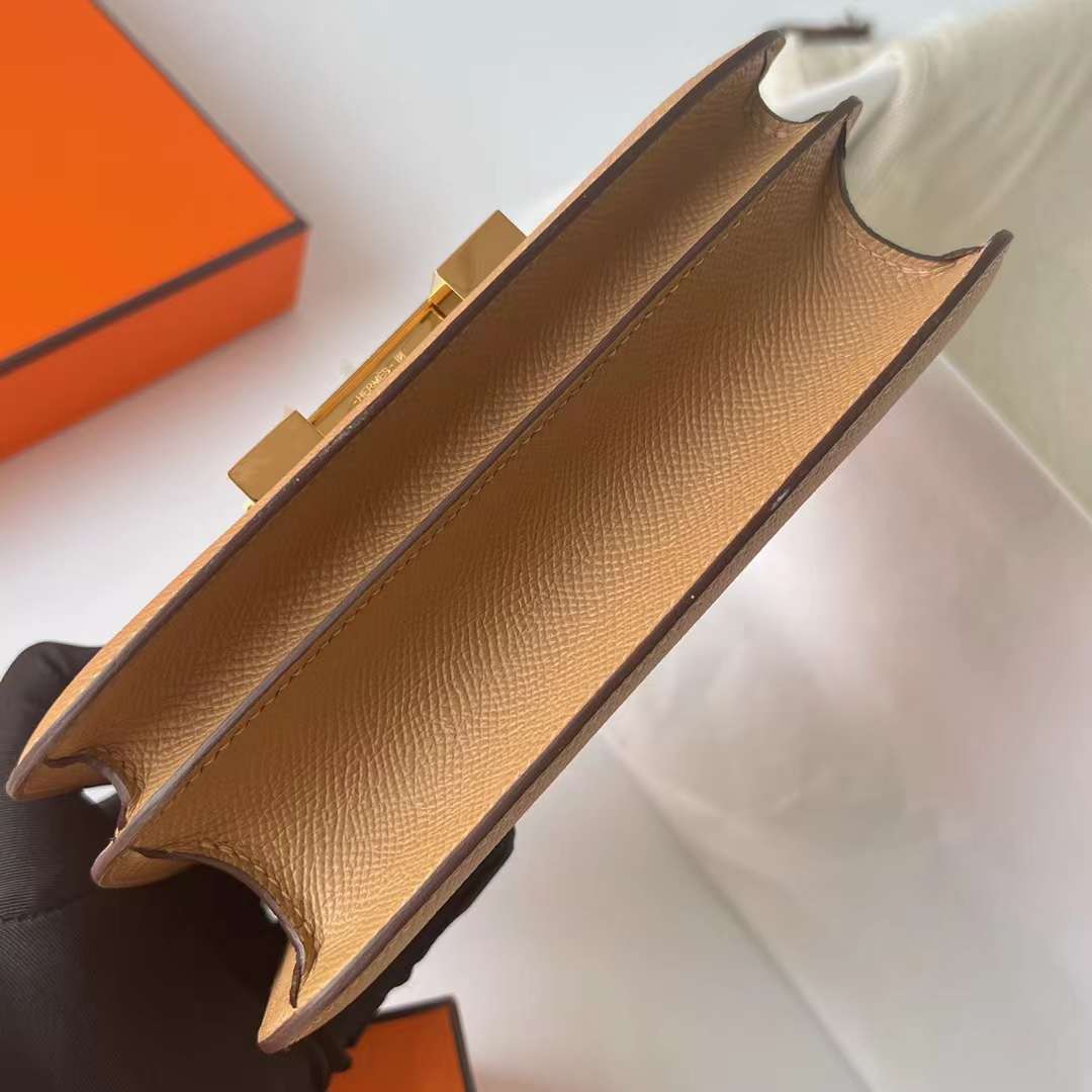 Hermès（爱马仕）Constance 空姐包 Epsom 0M 奶茶色 金扣 19cm 全手工蜡线缝制 Ghw