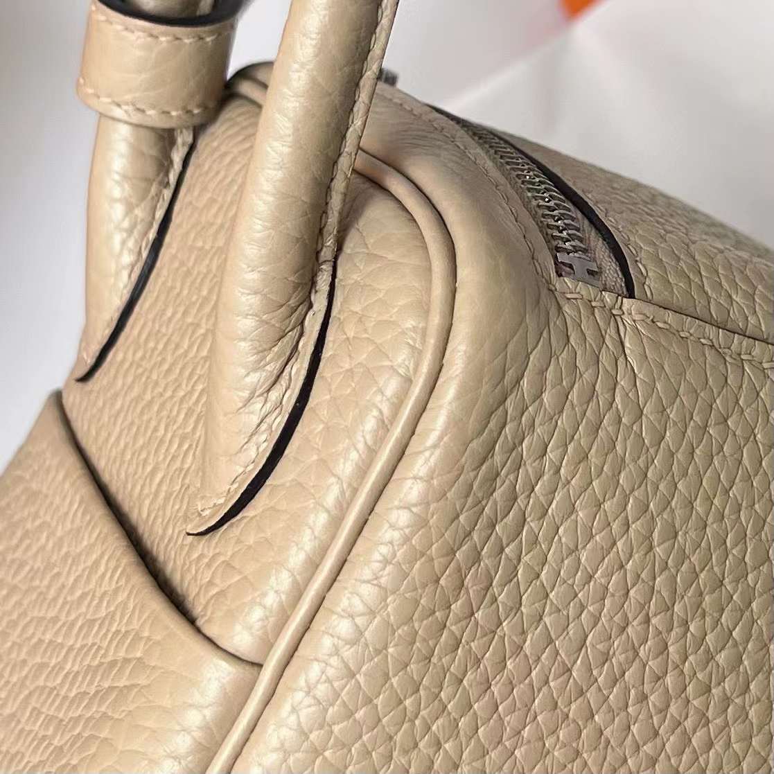 Hermès（爱马仕）Mini Lindy 迷你琳迪包 Clemence S2 风衣灰 银扣 19cm 全手工蜡线缝制 Phw