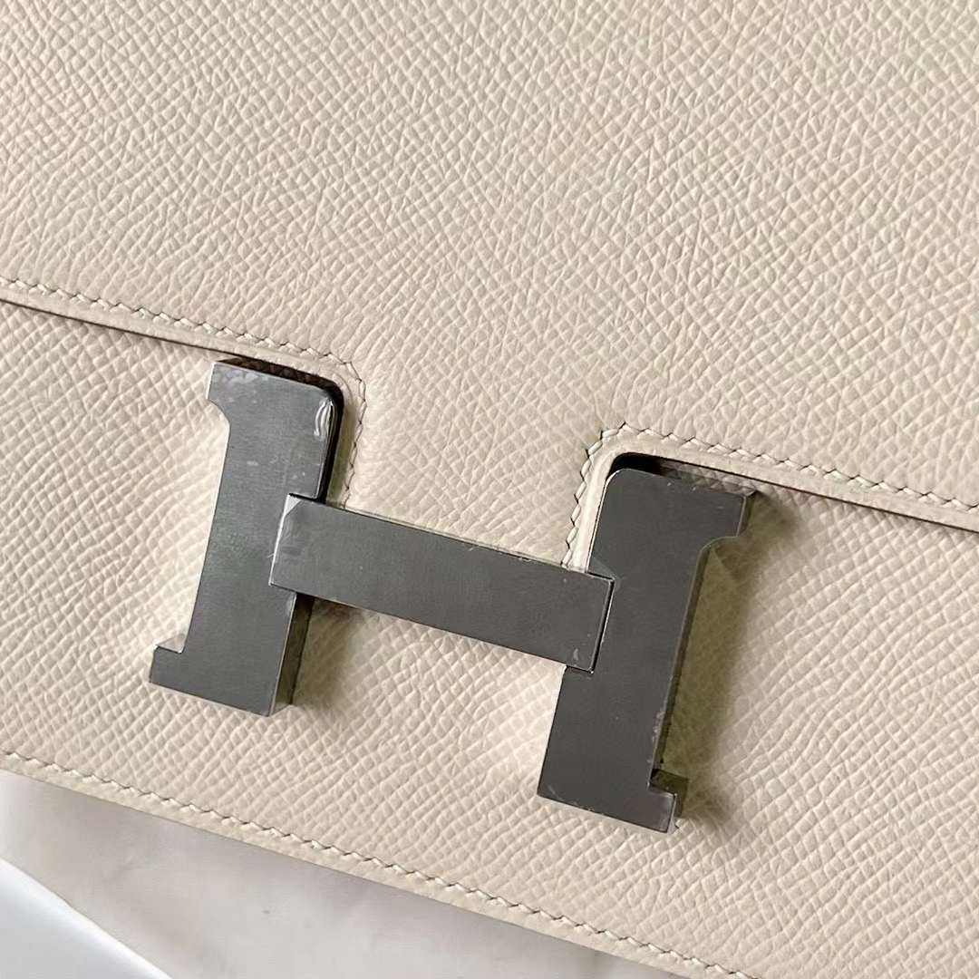 Hermès（爱马仕）Constance 空姐包 Epsom Ck10 奶昔白 银扣 19cm 全手工蜡线缝制 Phw