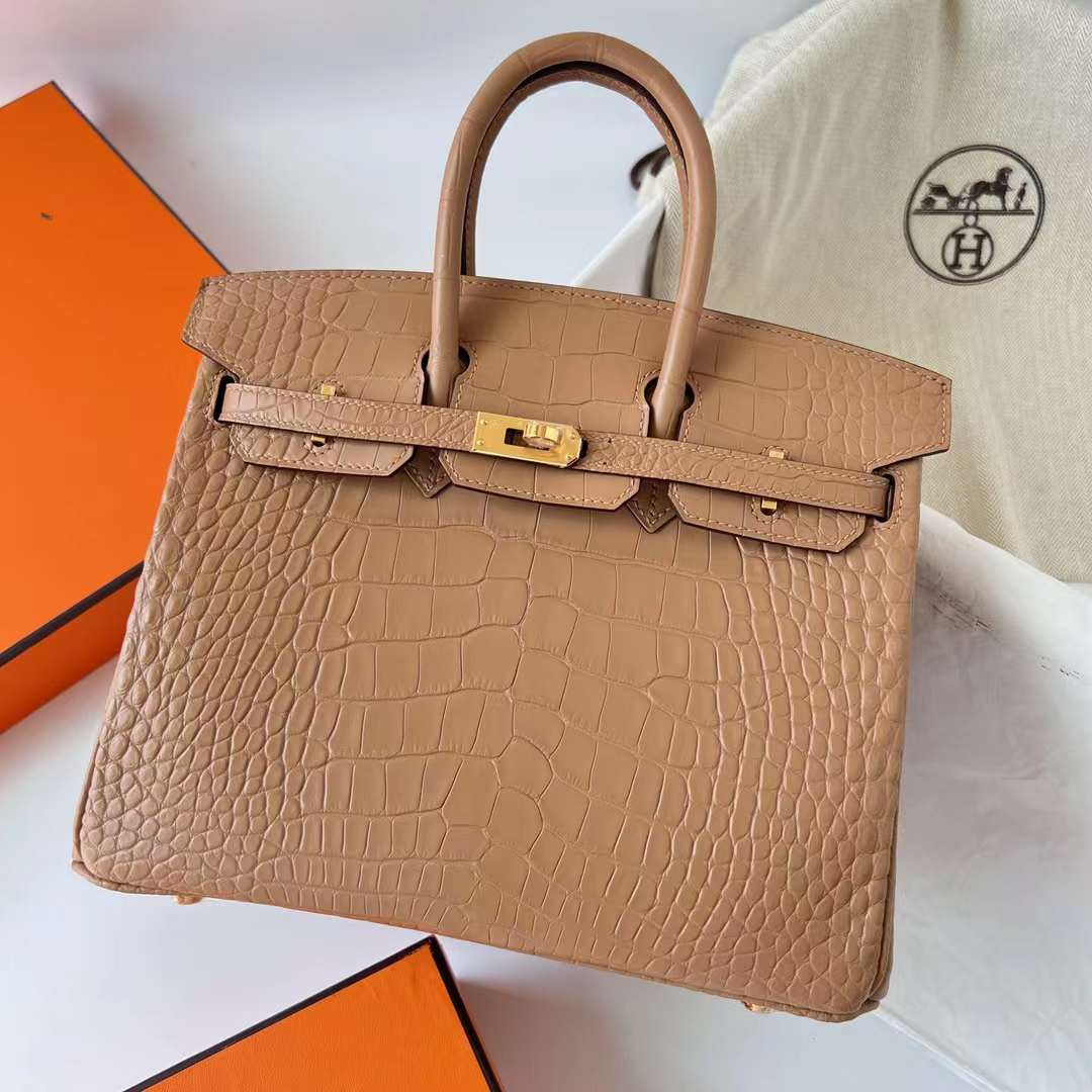 Hermès（爱马仕）Birkin 铂金包 雾面美洲鳄鱼皮 （御用原装进口Hcp鳄鱼）matte alligator crocodile 0M 奶茶色 金扣 25cm 全手工蜡线缝制 Ghw