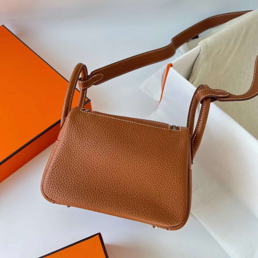 Hermès（爱马仕）Mini Lindy 迷你琳迪包 Clemence Ck37 金棕色 银扣 20cm 全手工蜡线缝制 Phw