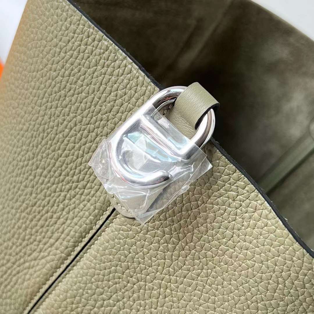 Hermès（爱马仕）In The Loop 猪鼻子 菜篮子 Clemence 拼 Swift Q1 鼠尾草绿 银扣 18cm 全手工蜡线缝制 Phw