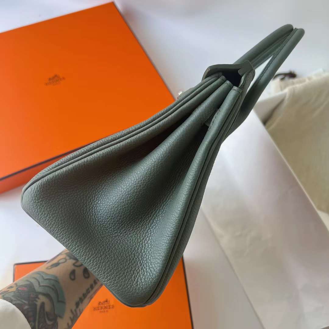 Hermès（爱马仕）Birkin 铂金包 Togo皮 进口德国小牛皮 Cc63 杏绿色 银扣 25cm 全手工蜡线缝制 Phw