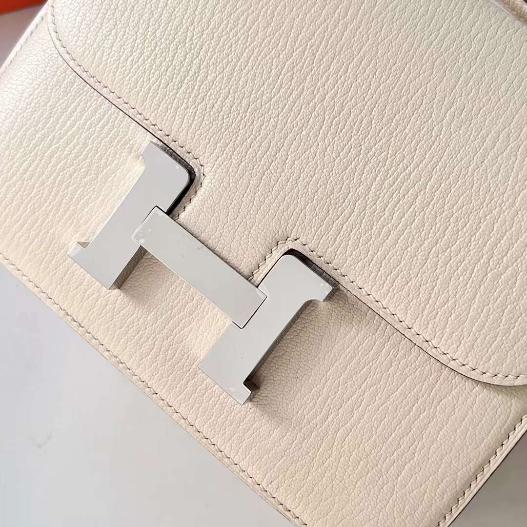 Hermès（爱马仕）Constance 空姐包 Chevre 进口山羊皮 i2 奶油白 银扣 19cm 全手工蜡线缝制 Phw